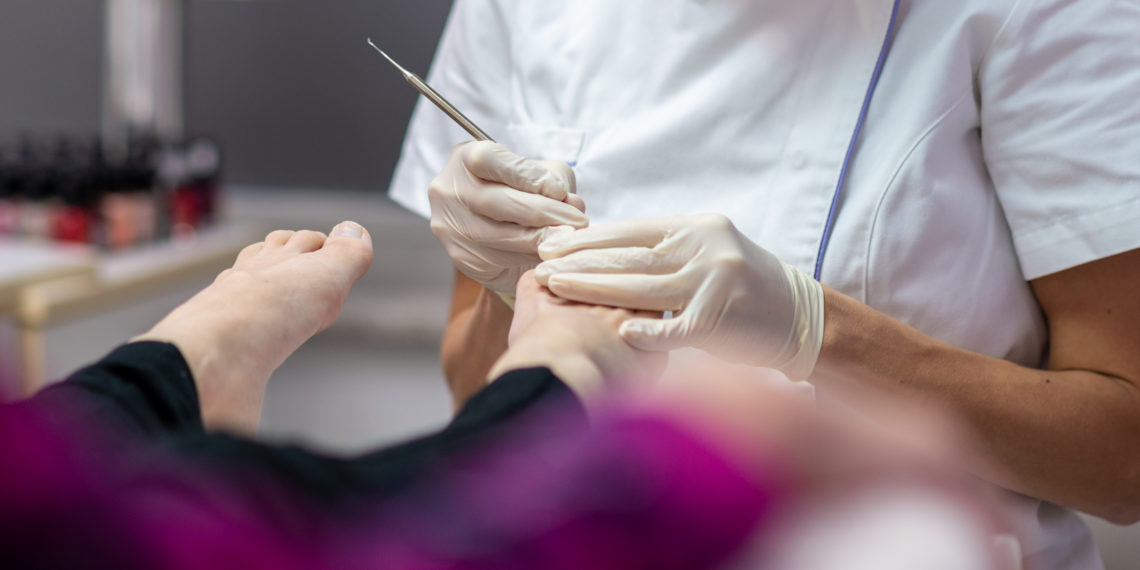 Image large d'une femme recevant un traitement de pédicure.