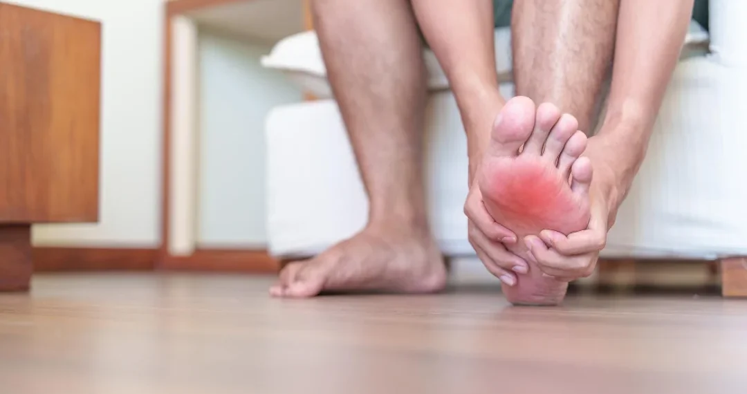Une personne avec un pied posé sur le sol, montrant une posture détendue et naturelle.