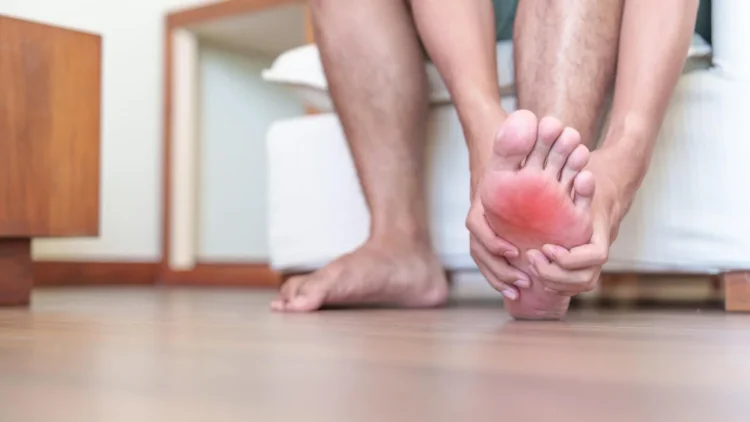 Une personne avec un pied pos&eacute; sur le sol, montrant une posture d&eacute;tendue et naturelle.