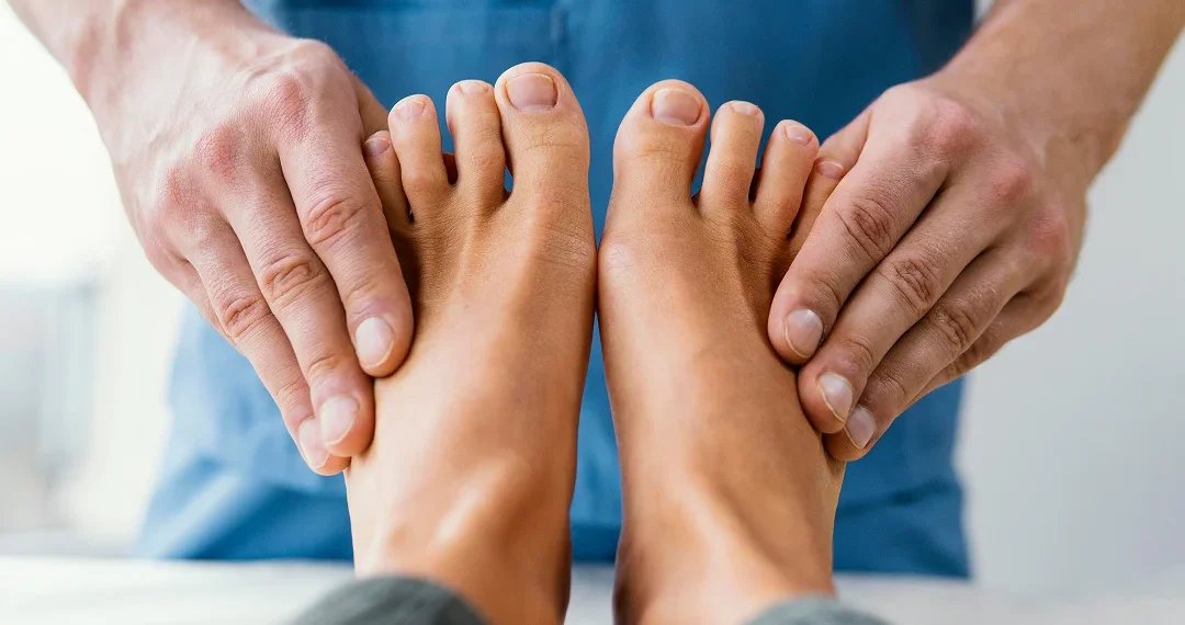 Une personne recevant un massage des pieds dans un cadre relaxant.