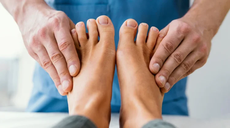 Une personne recevant un massage des pieds dans un cadre relaxant.
